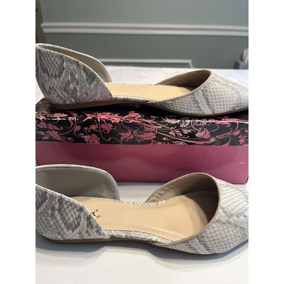 NIB Qupid Faux Snake Reptile Gray White Flat Slip On Shoes Sz 7 - Picture 1 of 14